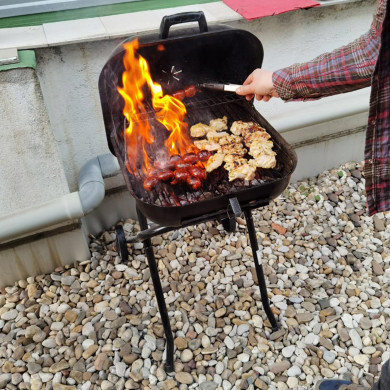 BARBACOA PLEGABLE CON RUEDAS Y TAPA HIERRO 47*52*87CM 7HOUSE